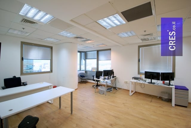 משרדים להשכרה ברעננה | 680 מ"ר | מחולק לחדרים וחדרי צוות  | קומה גבוה